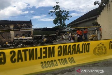 Tim Labfor lakukan olah TKP pembakaran Mapolsek Tambelangan Sampang