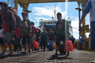 Kedatangan penumpang di Pelabuhan Simboro mulai meningkat