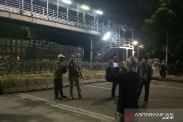 Massa berswafoto di depan penutup jalan menuju MK