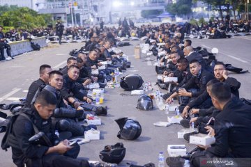 Polisi buka bersama usai pengamanan aksi damai di MH Thamrin