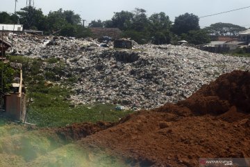Penyegelan tempat pembuangan sampah ilegal di Cileungsi