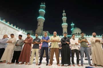 Shalat Sunnah Tarawih di Masjid Al Azhar, Mesir