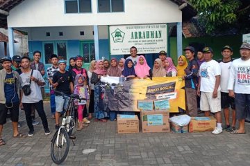 Komunitas pesepeda berbagi kasih dengan anak-anak yatim piatu