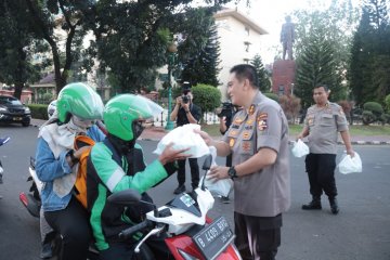 Kadivhumas Polri bagikan makanan takjil kepada pengguna jalan