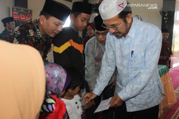 Pemkab Pasaman Barat salurkan zakat ke yatim piatu dan lansia