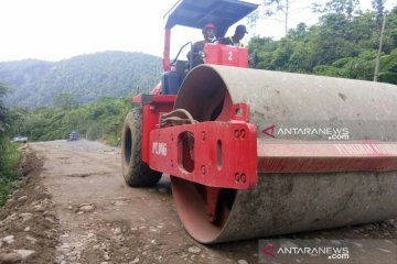 Perlancar arus mudik, jalur lintas tengah Sumatera Tapsel diperbaiki