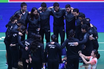 Tim Piala Sudirman Indonesia berdoa  sebelum bertanding