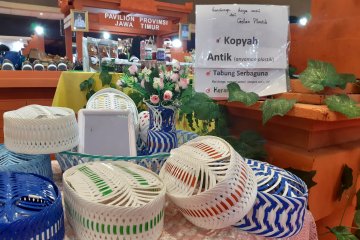 Kopiah anyaman plastik hingga sambel bandeng asap di Jakarta Fair