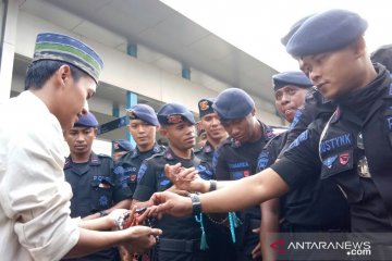 Mahasiswa bagikan tasbih kepada petugas Brimob di Bawaslu RI