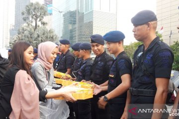 Mahasiswa dan Pemuda Relawan NKRI bagikan makanan ke polisi di Thamrin