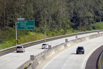 Pemudik harus waspada menjaga jarak di Jalan Tol Trans Sumatra