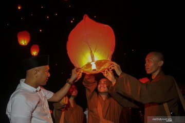 Terbangkan lampion di Candi Muara Takus