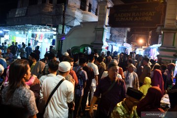 Suasana malam ke-21 Ramadhan di kompleks makam Sunan Ampel