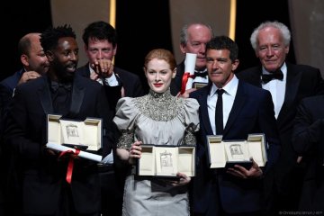 Antonio Banderas - Emily Beecham aktor dan aktris terbaik Cannes 2019