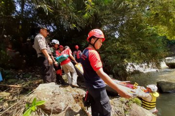 Tiga buruh bangunan di Sukabumi terjatuh ke sungai satu tewas