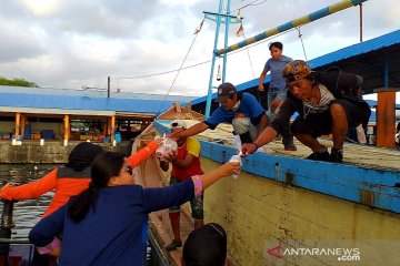Istri-istri anggota TNI AL di Makassar bagi takjil ke nelayan di laut