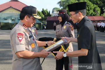 Kapolda Jambi berikan penghargaan kepada Ketua DPRD Batanghari