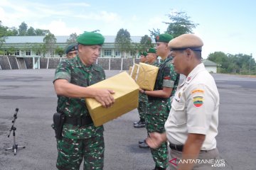 Prajurit Korem 033/Wira Pratama dapat bingkisan Lebaran