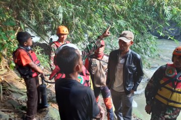 Tim SAR lanjutkan pencarian buruh bangunan yang terseret arus sungai