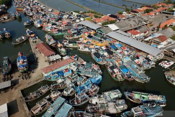 Nelayan libur lebaran, pelabuhan penuh perahu tertambat