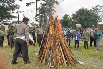 Polres Mimika Papua musnahkan ratusan anak panah