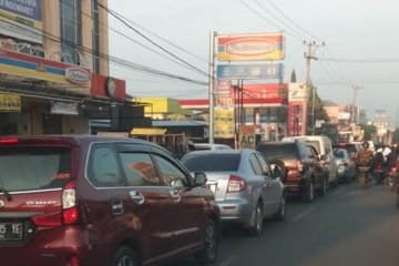 Antrean di SPBU akibatkan kemacetan