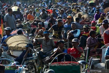 Ratusan tukang becak antre bantuan sembako gratis di Jombang