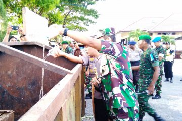 Polres Biak musnahkan minuman beralkohol kadaluarsa