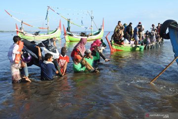 Pulang mudik ke kampung naik perahu motor meski minim peralatan keselamatan