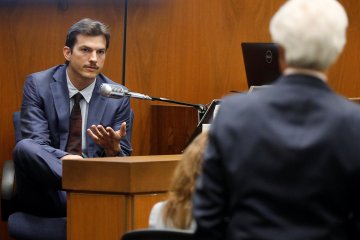 Ashton Kutcher bersaksi di persidangan, "panik" teman kencannya tewas