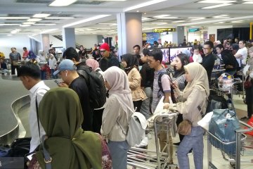 Kedatangan pemudik di Bandara Internasional Minangkabau mulai ramai
