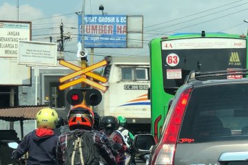 Daop 6 ingatkan pengguna jalan waspada di perlintasan kereta