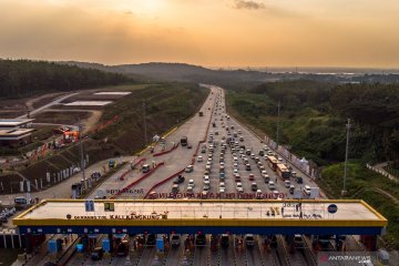 Arus mudik di gerbang Tol Kalikangkung Semarang