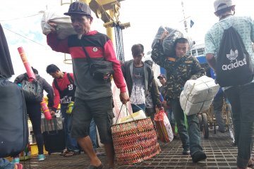 Ribuan pemudik tiba di Pelabuhan Simboro Mamuju