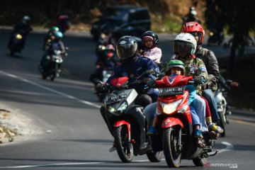 Pemudik melintas di jalur selatan Jawa