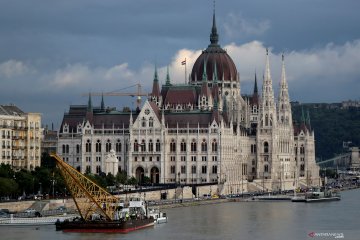 Mesin derek dipasang untuk angkat bangkai kapal di Sungai Danube
