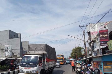 Lalu lintas di jalur pantura lama Cirebon tersendat