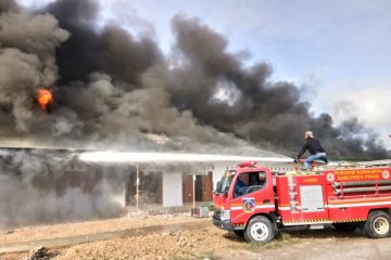 Belasan kios di Kampung Awabutu Paniai terbakar