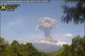 Gunung Agung erupsi dengan kolom abu dua kilometer