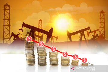 Harga minyak anjlok 5 persen, bukukan kerugian mingguan ke-5 beruntun