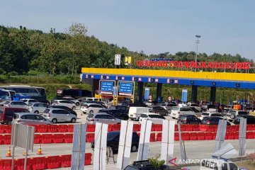 Kepadatan kendaraan di gerbang tol Kalikangkung masih terkendali