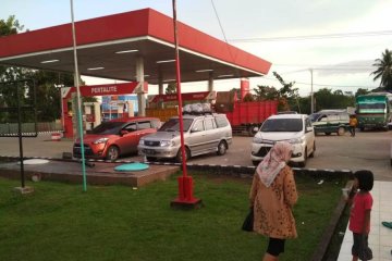 Para pemudik jalan lintas tengah Sumatera bermalam di SPBU
