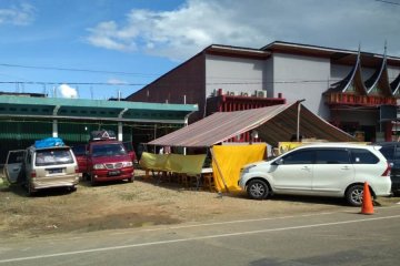 Pedagang pecel lele siapkan tempat istirahat pemudik