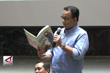 Anies mendongengi anak-anak di Baca Jakarta