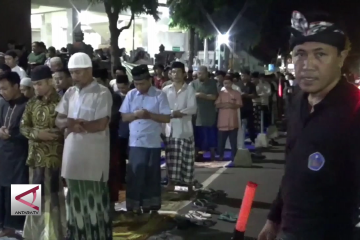 Pecalang jaga salat Tarawih di Bali