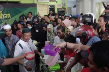 Berburu bubur samin sajian buka puasa gratis selama Ramadhan