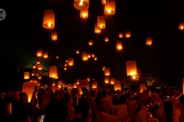 Makna sakral lampion api Waisak