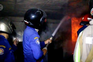Pabrik arang ekspor di Cirebon ludes terbakar