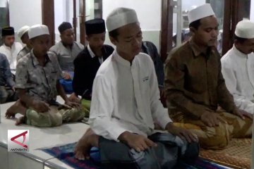 Warga Suger Kidul salat tarawih Sabtu malam