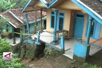 Bencana pergeseran tanah rusak puluhan rumah di Sukabumi